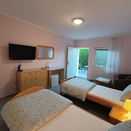 Cozy Room With Garden In براتسيلافا المظهر الخارجي الصورة