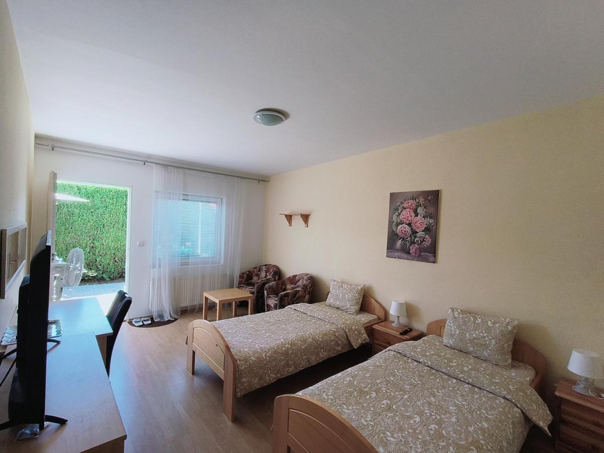 Cozy Room With Garden In براتسيلافا المظهر الخارجي الصورة