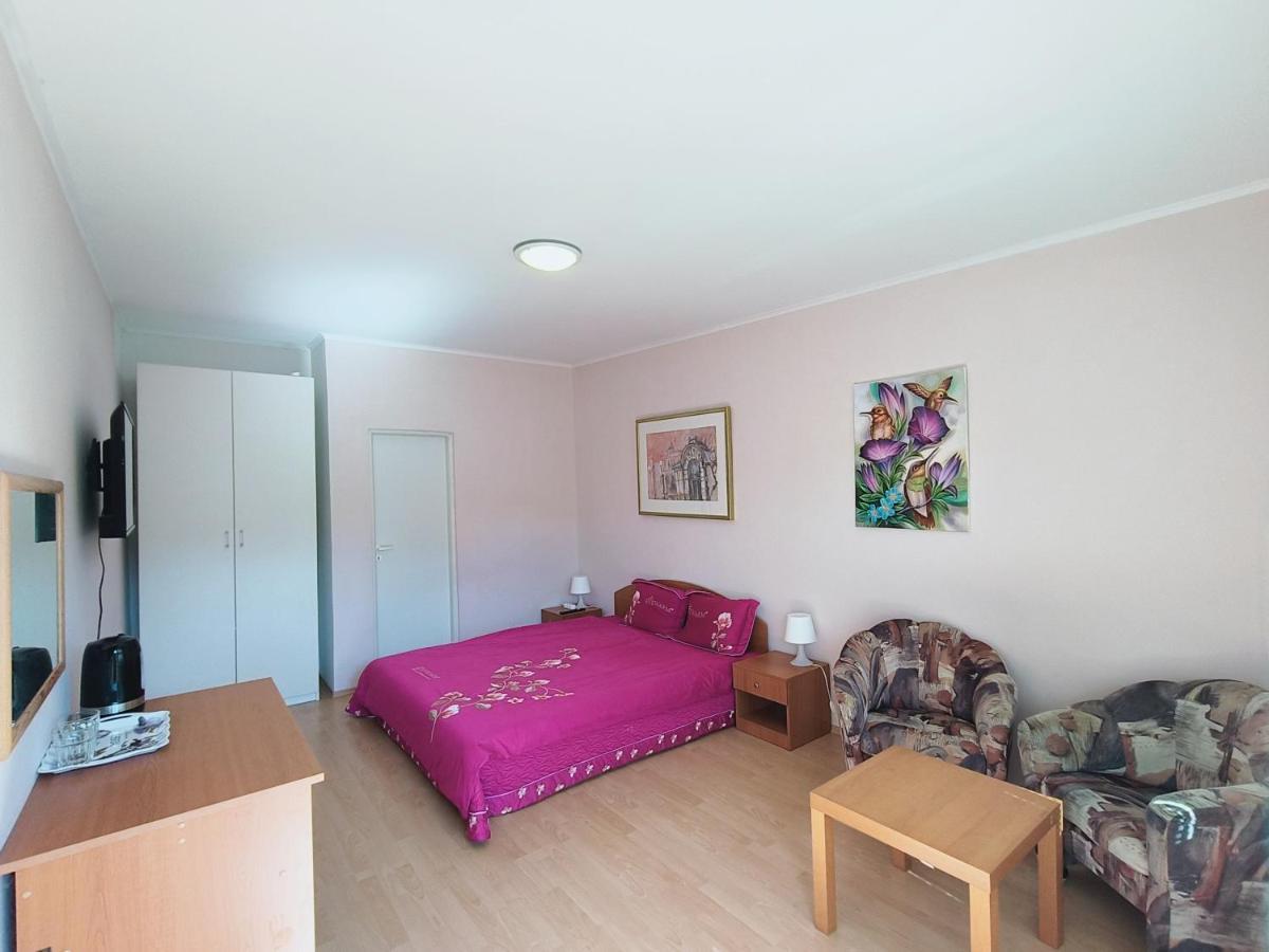Cozy Room With Garden In براتسيلافا المظهر الخارجي الصورة