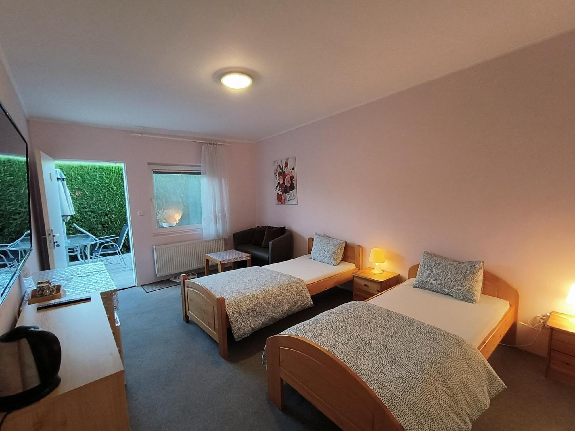 Cozy Room With Garden In براتسيلافا المظهر الخارجي الصورة