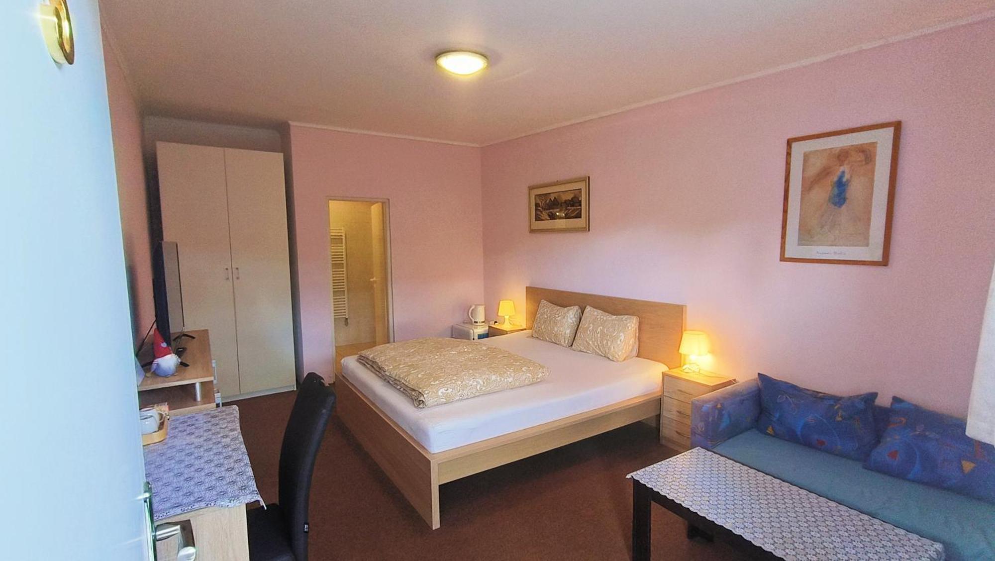 Cozy Room With Garden In براتسيلافا المظهر الخارجي الصورة