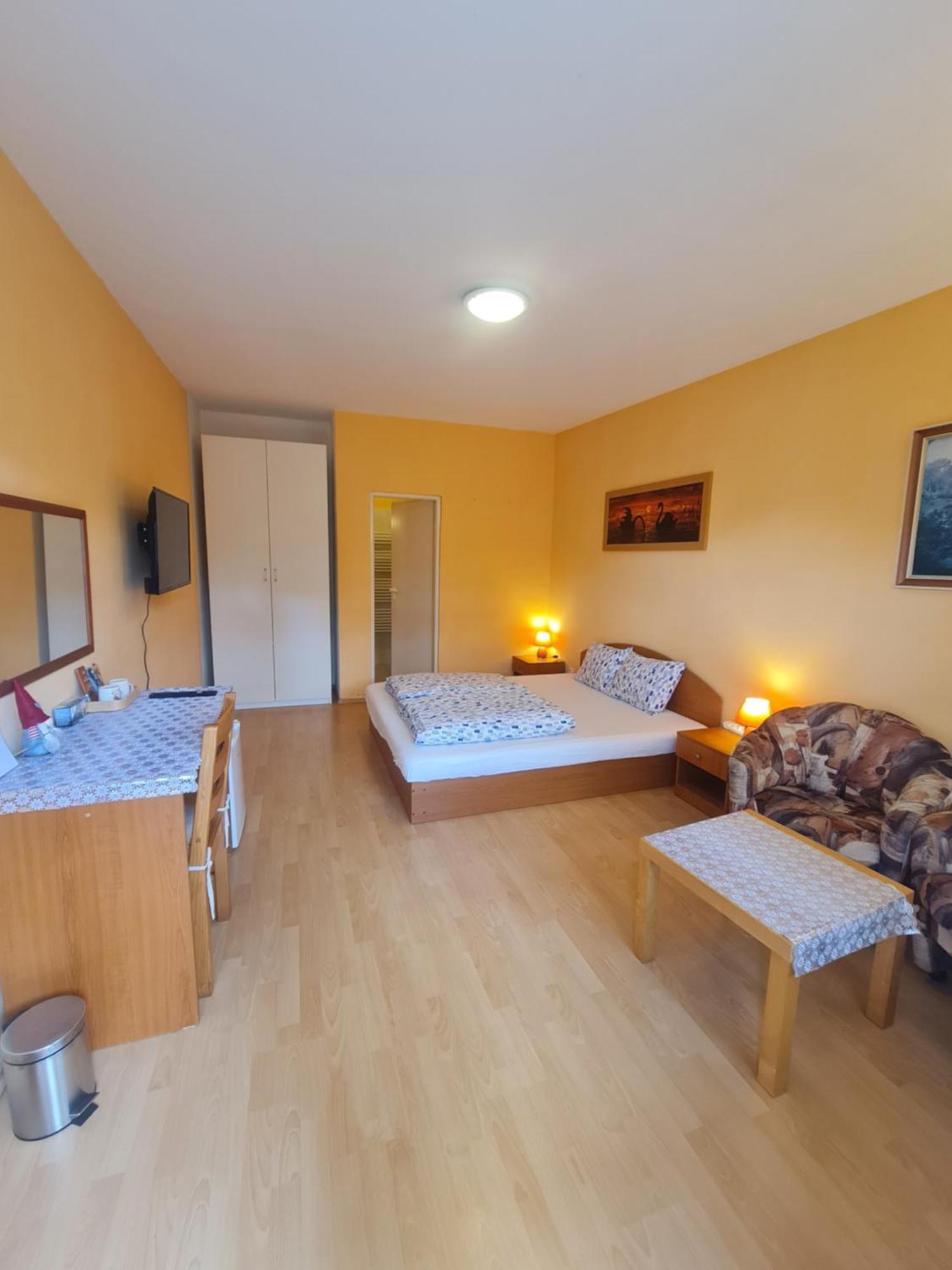 Cozy Room With Garden In براتسيلافا المظهر الخارجي الصورة