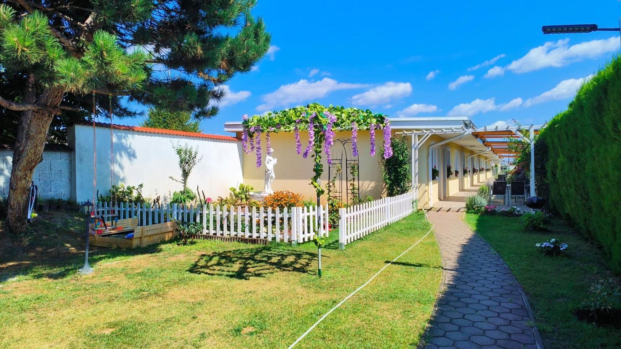 Cozy Room With Garden In براتسيلافا المظهر الخارجي الصورة